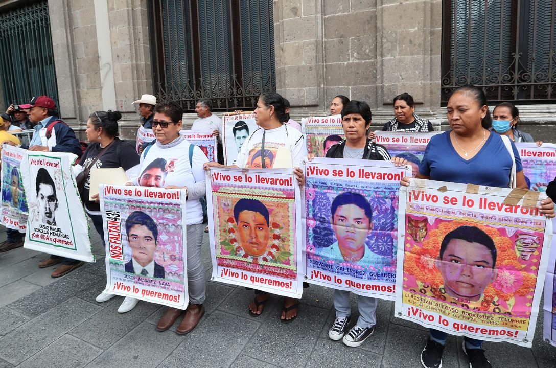 Padres de Ayotzinapa rompen diálogo con AMLO sin avances