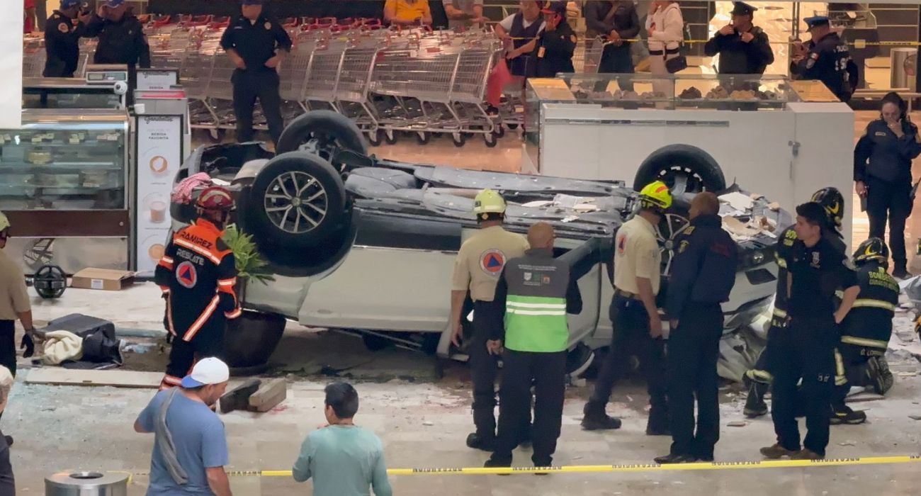 Cae auto desde tercer piso en plaza de CDMX; conductora grave