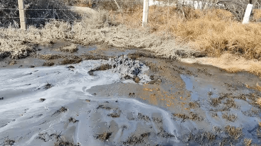 Cierran autopista por derrame de combustible en ducto de Pemex