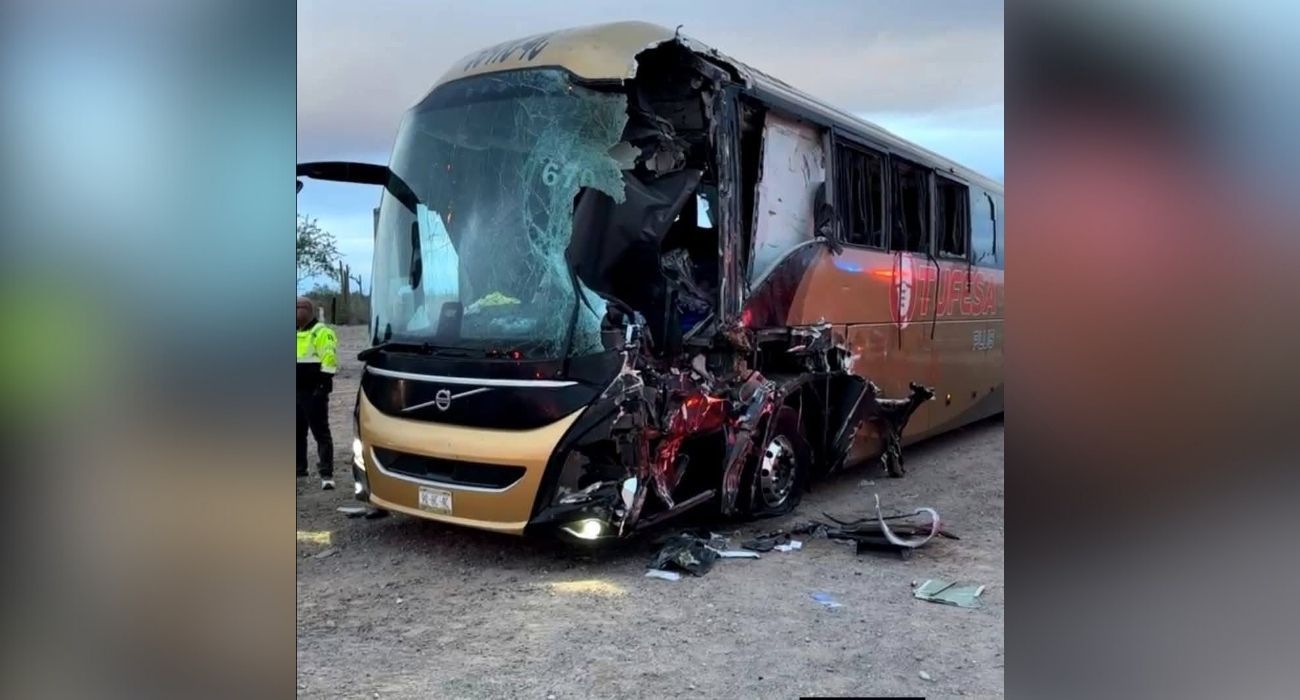 Ya 5 muertos y 25 heridos en choque de autobús y camión en Sonora