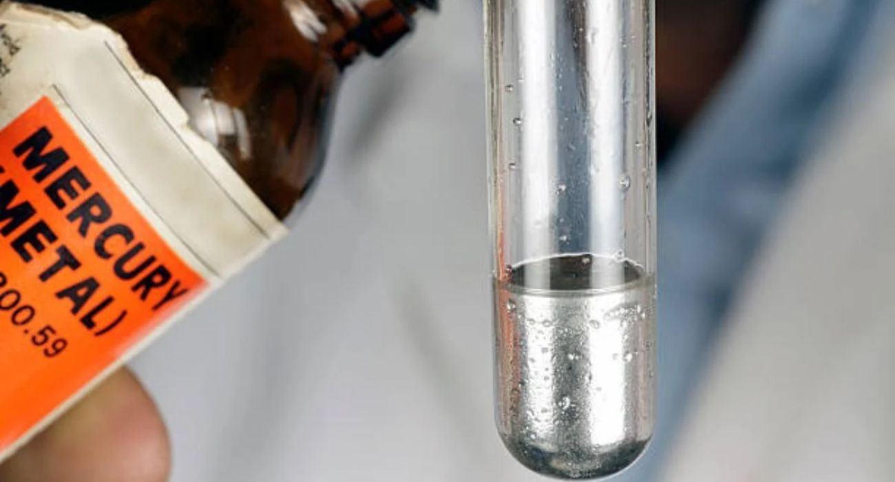 Aseguran cinco toneladas de mercurio ilegal en Manzanillo, Colima