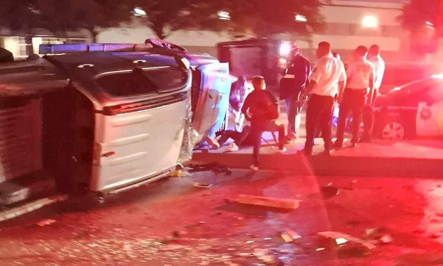 Choque volcadura en la Miguel Alemán deja dos lesionados