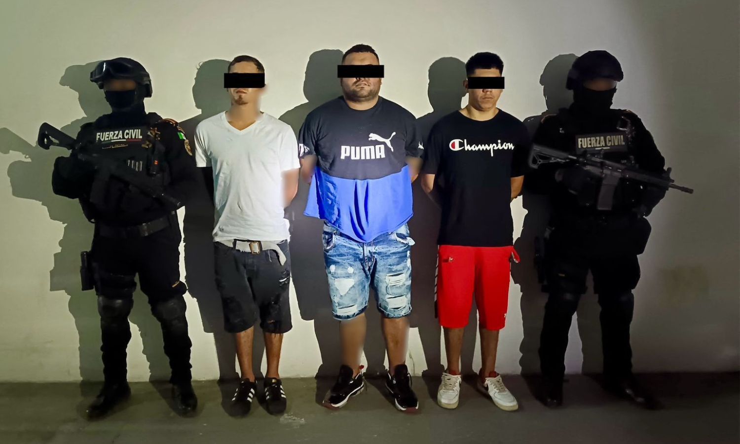 Arrestan a tres hombres con armas y drogas en Monterrey