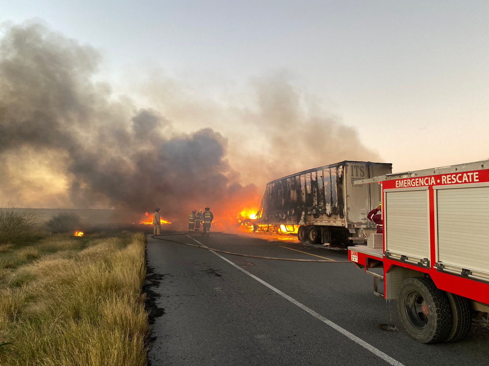 Choque e incendio de tráileres en carretera Laredo-Monterrey