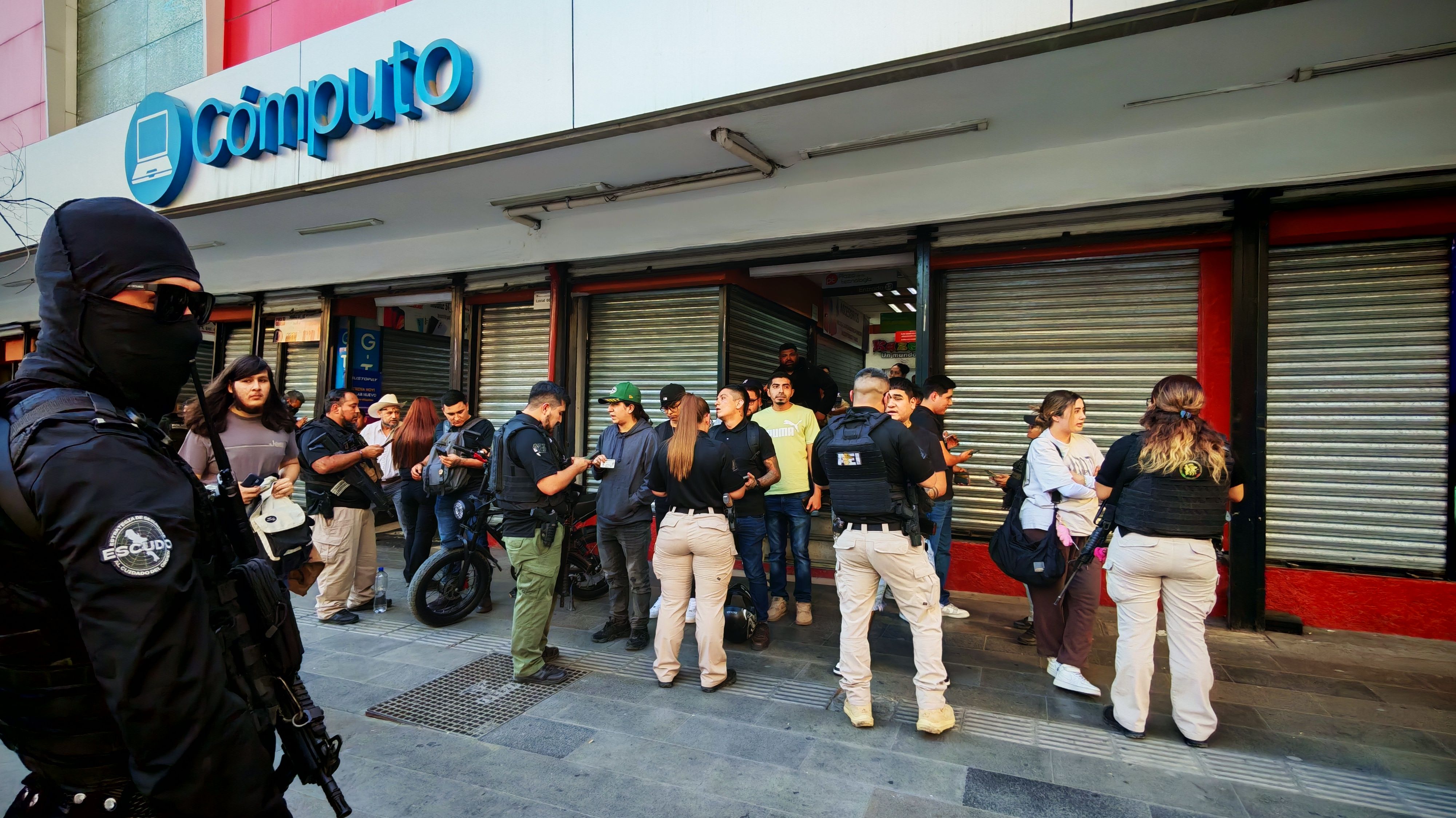 Peleas y operativos en Plaza de la Tecnología: detenciones y clausuras por incidentes con celulares