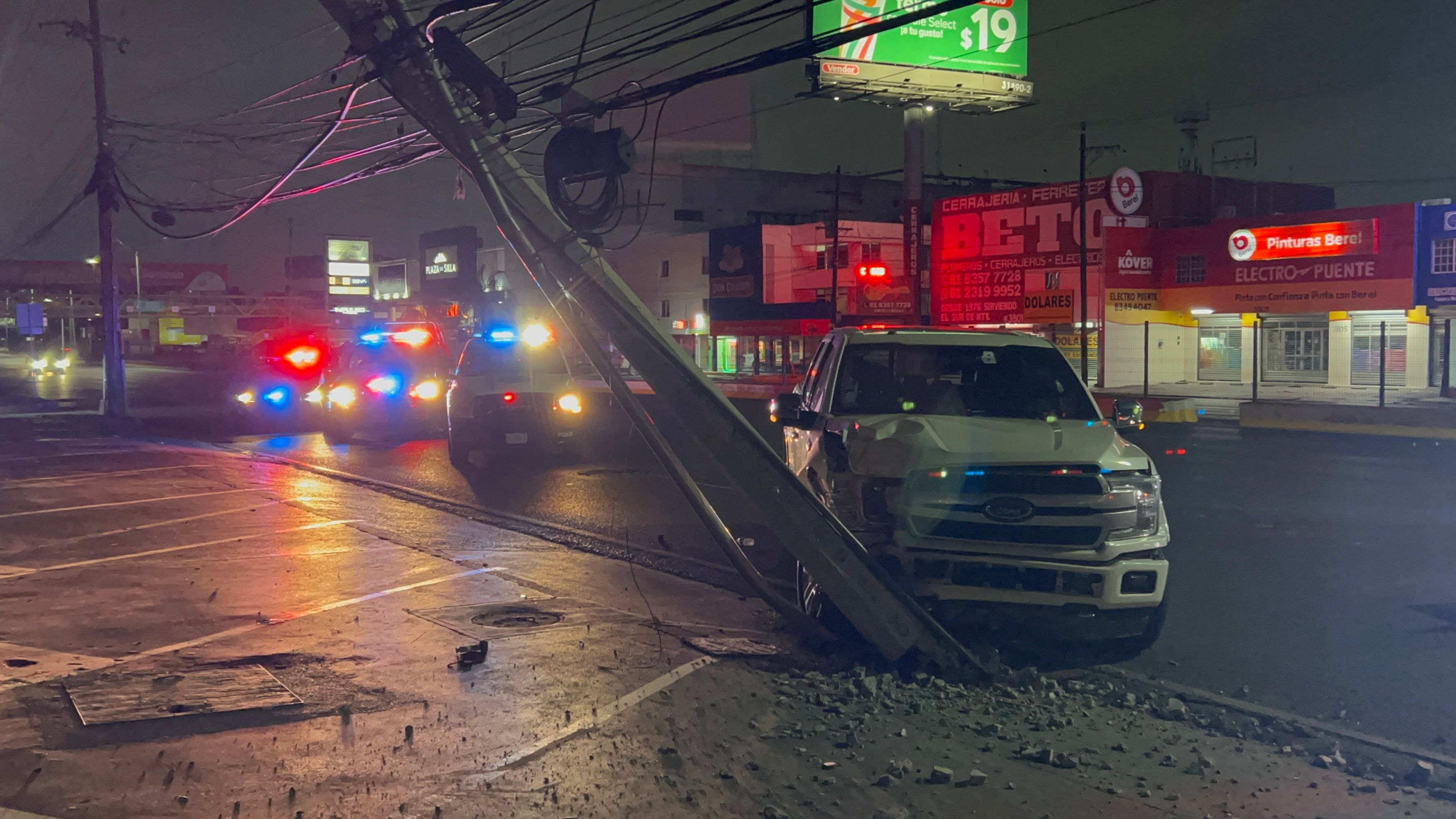 Conductor ebrio choca camioneta contra poste en Av. Garza Sada