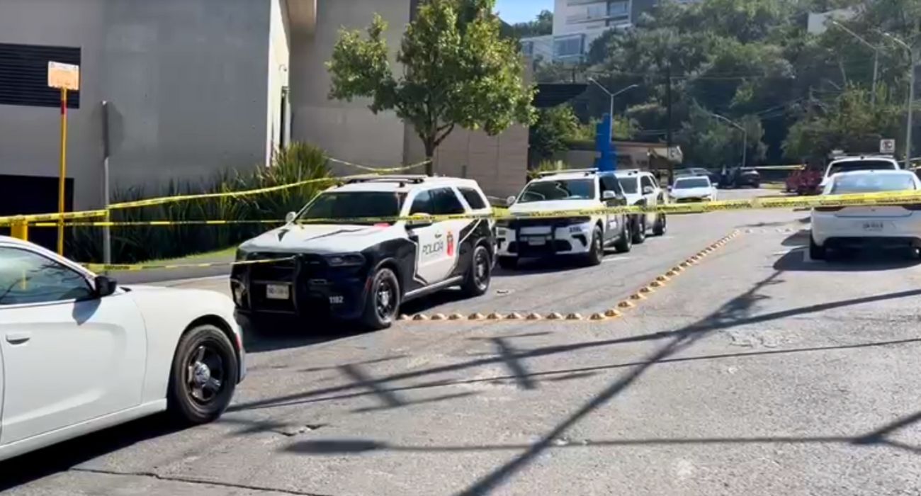 Investigan muerte de mujer tras caer de un edificio en San Pedro