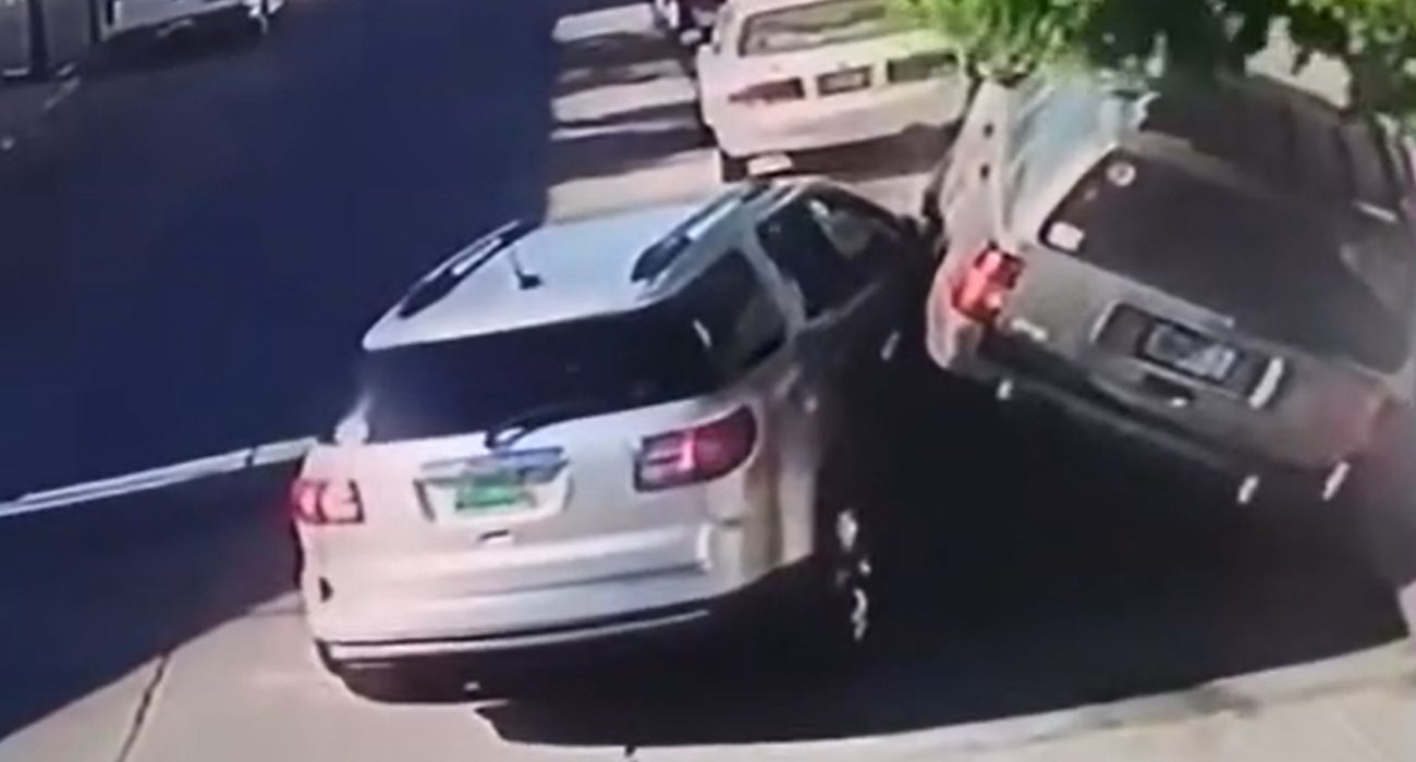 Conductora choca contra camioneta en Guadalupe y se da a la fuga