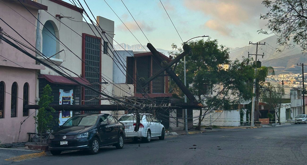 Cae poste de la CFE; deja sin luz a la colonia Villa Mitras