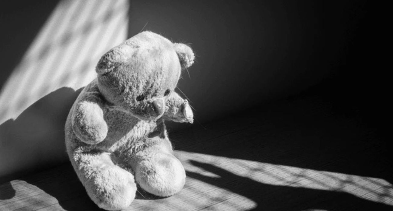 Detienen a hombre por abusar de su hija en presencia de la madre