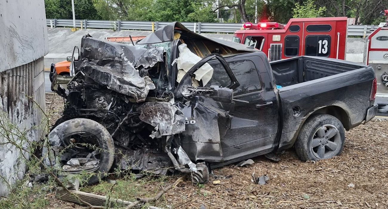 Muere conductor prensado tras chocar contra puente en Guadalupe