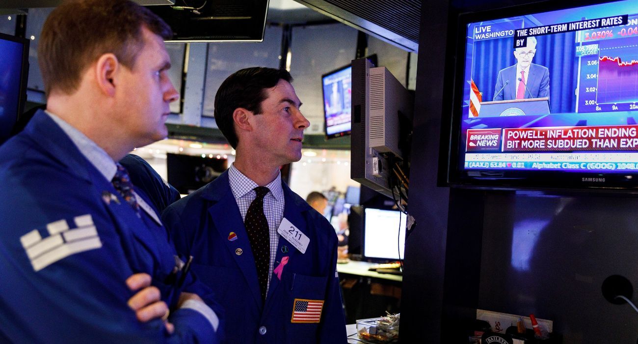 Wall Street abre en rojo mientras precio de petróleo aumenta