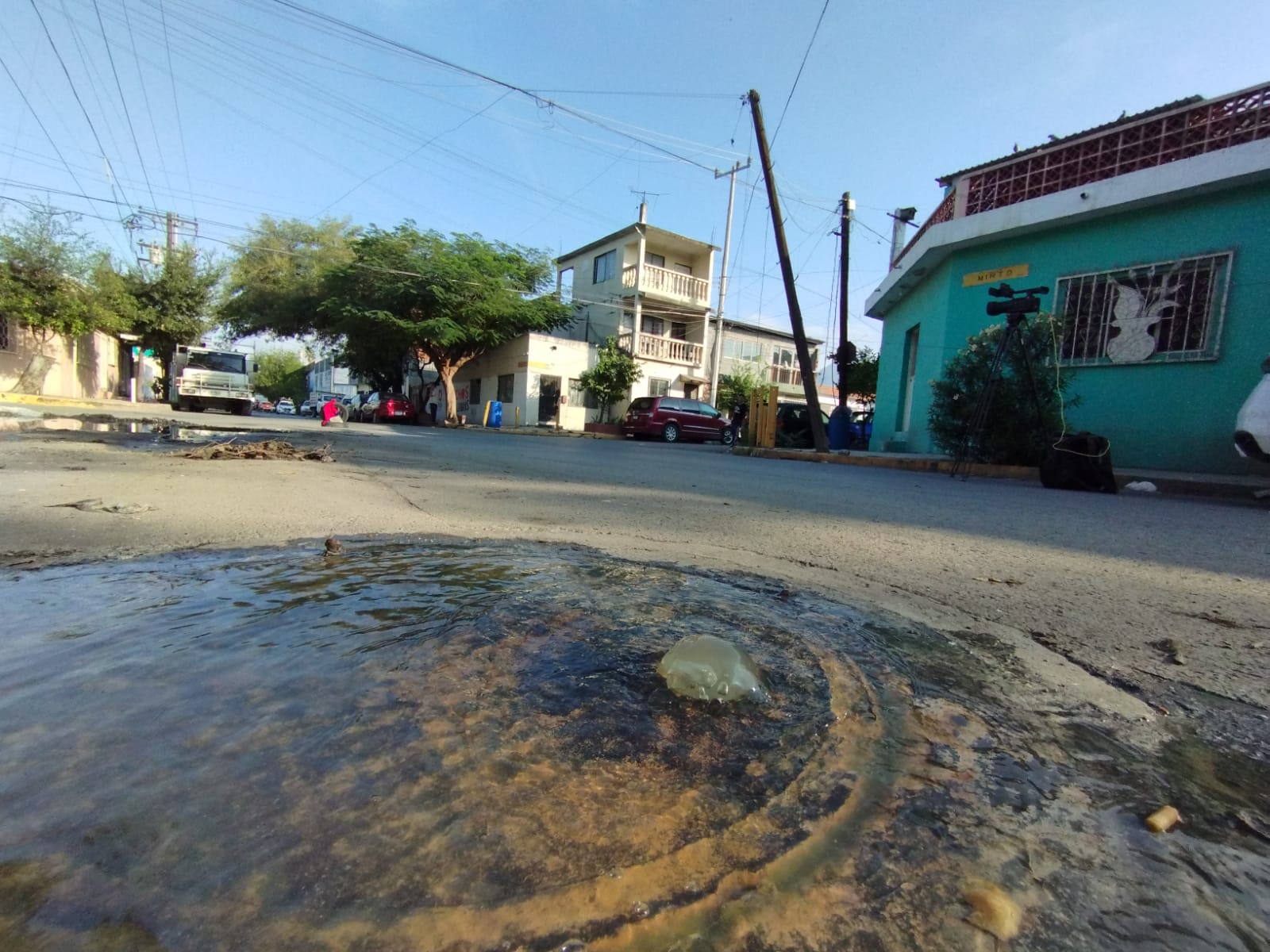 Aguas negras y poste pone en riesgo a vecinos de La Moderna