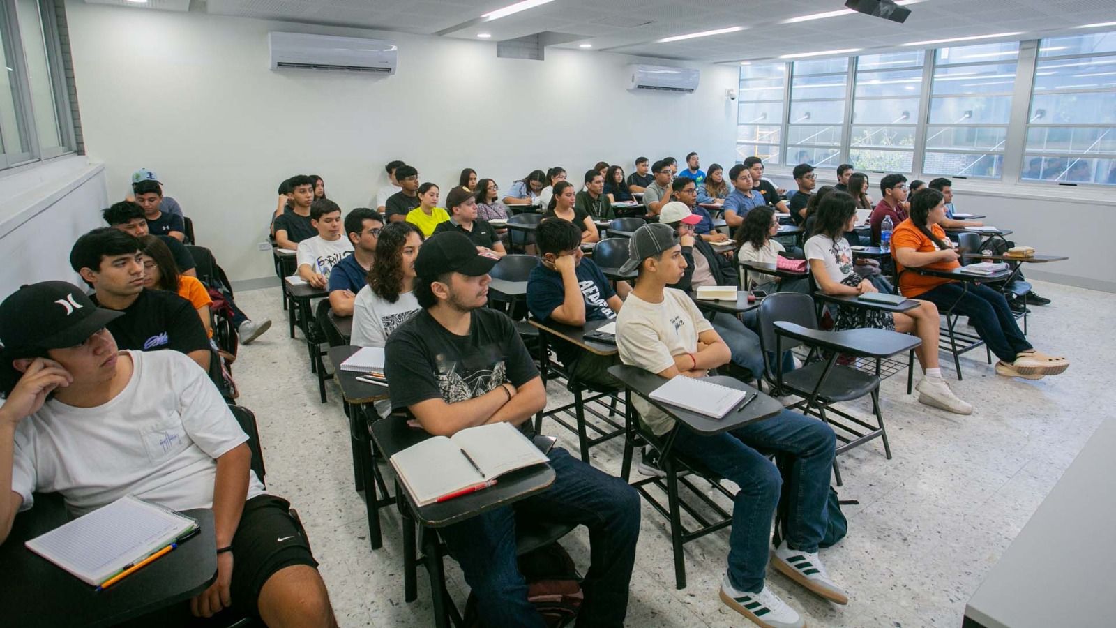 Más de 218 mil estudiantes regresan este lunes a la UANL