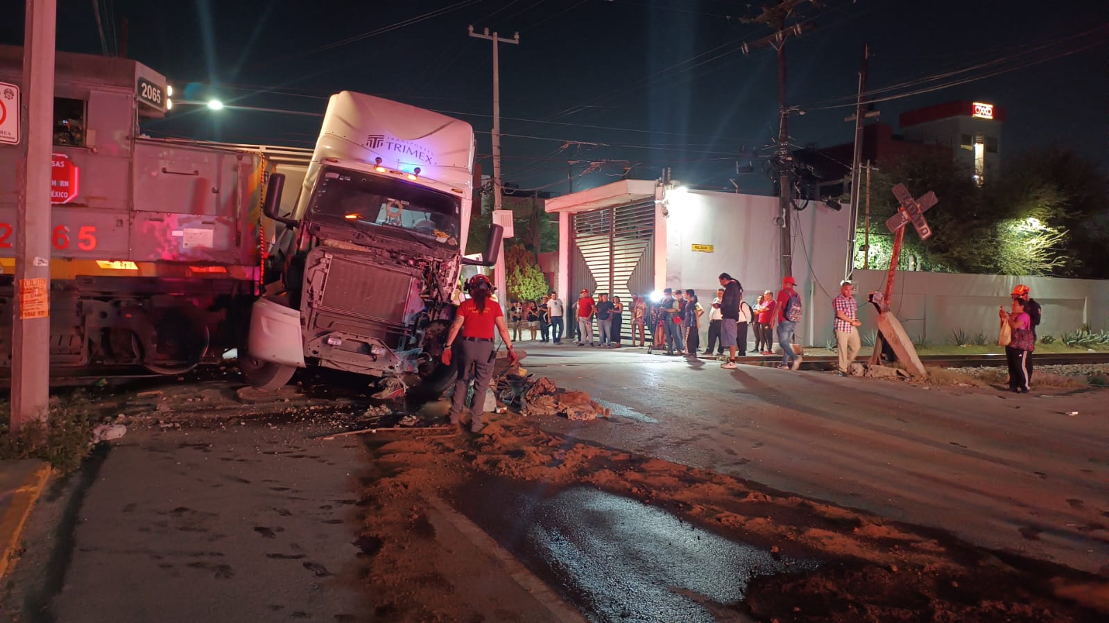 Tráiler intenta ganarle el paso al tren y termina impactado