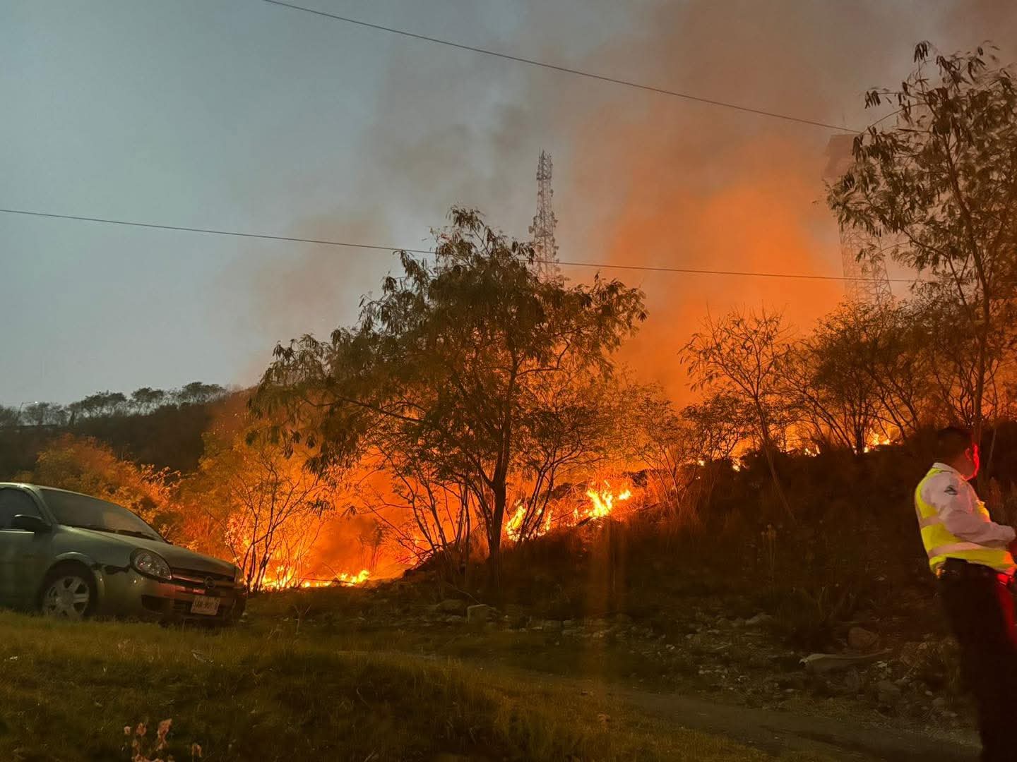 Reportan fuerte incendio en la colonia 18 de marzo