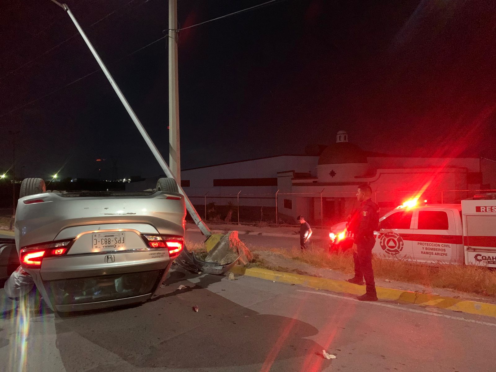 Conductor ebrio choca contra luminaria y vuelca en Ramos Arizpe