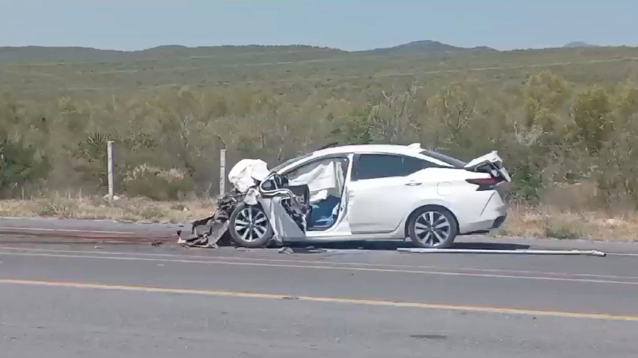 Muere conductor al estrellar su auto contra camioneta