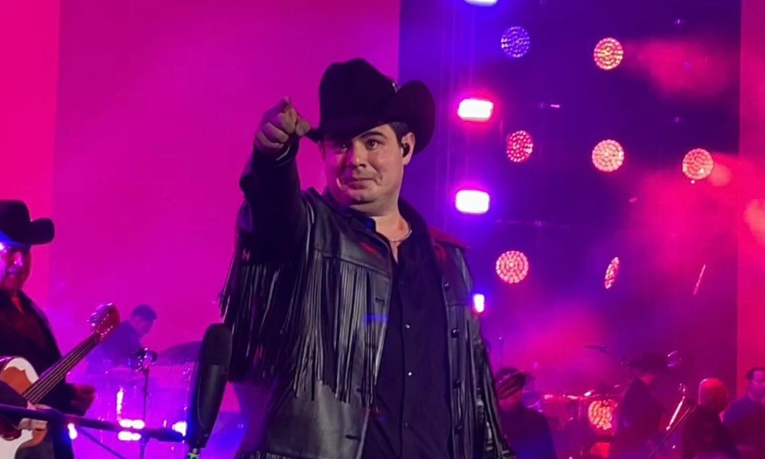 Alfredo Olivas ofrece sensacional noche de fiesta