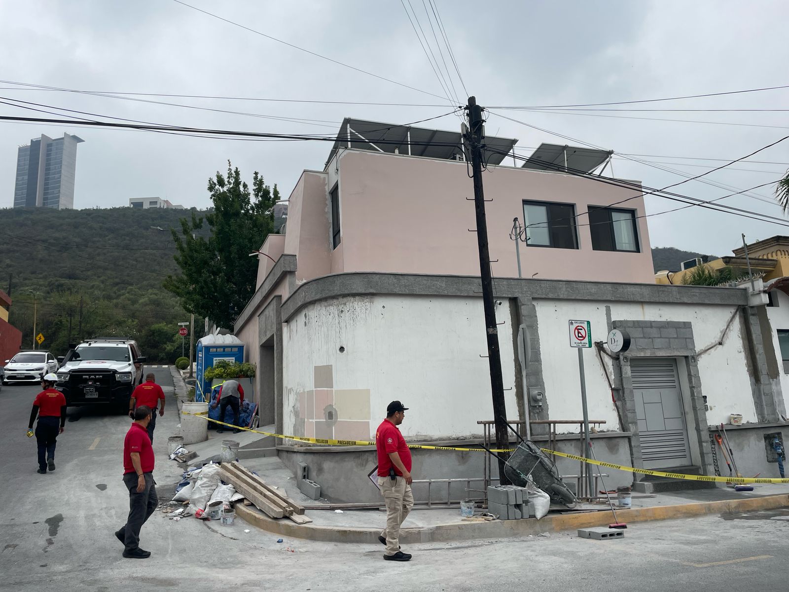 Cae albañil de segundo piso de vivienda en la colonia Loma Larga