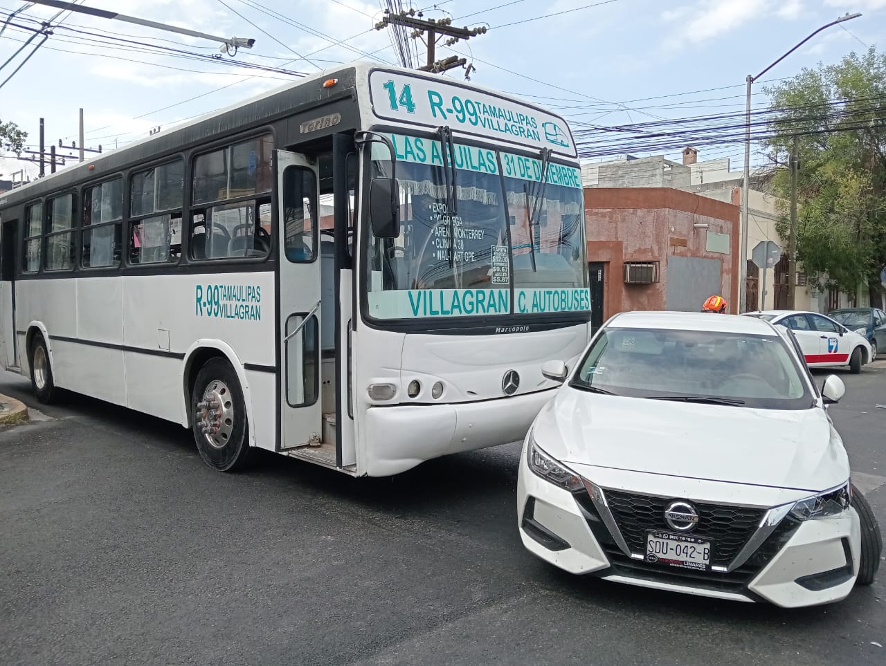 Camión embiste vehículo en el centro de Monterrey