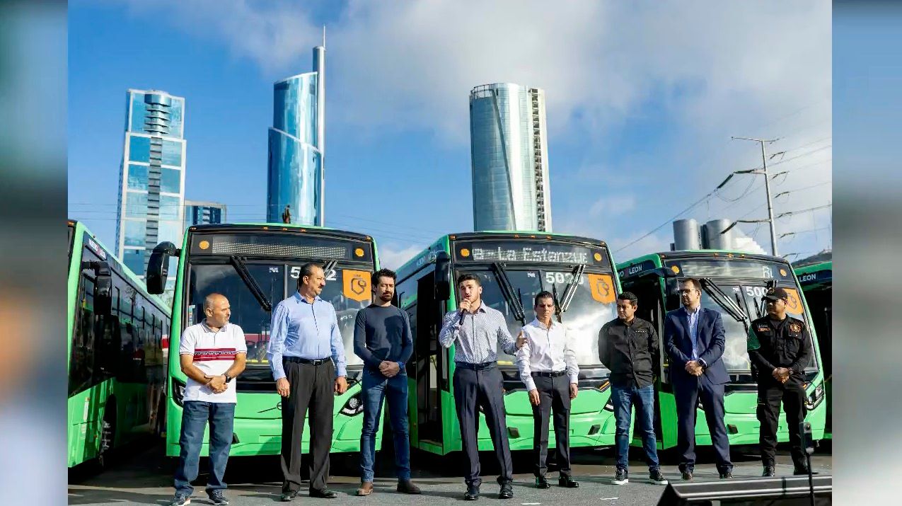 Entrega gobierno 40 nuevos camiones para la ruta 203
