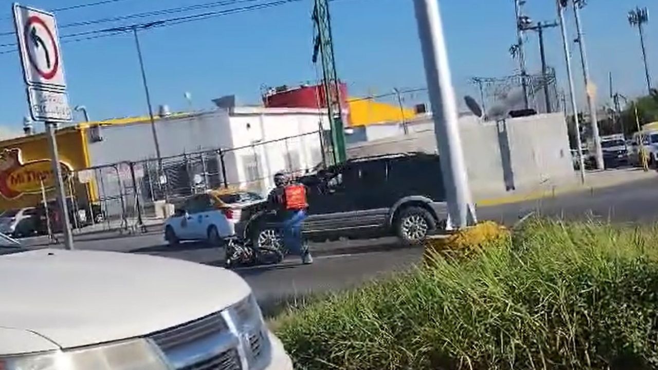 Conductor choca a motociclista y se da a la fuga en Escobedo