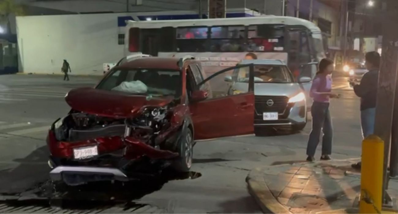 Se pasa semáforo en rojo y choca contra camioneta en Monterrey