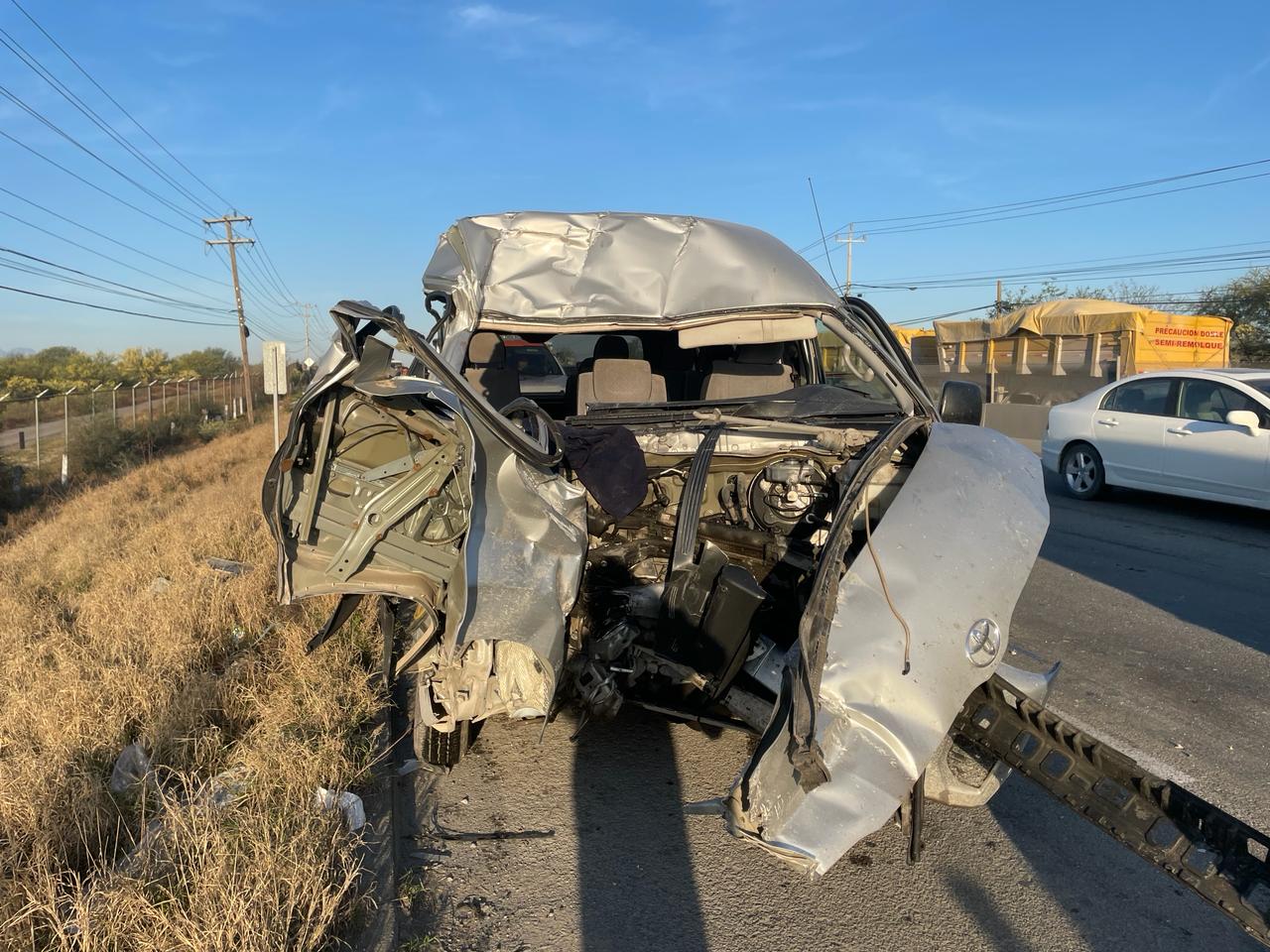 Choque entre camioneta y tráiler deja 14 lesionados