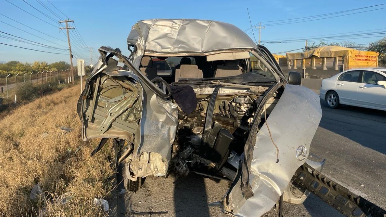 Choque entre camioneta y trailer deja 14 lesionados