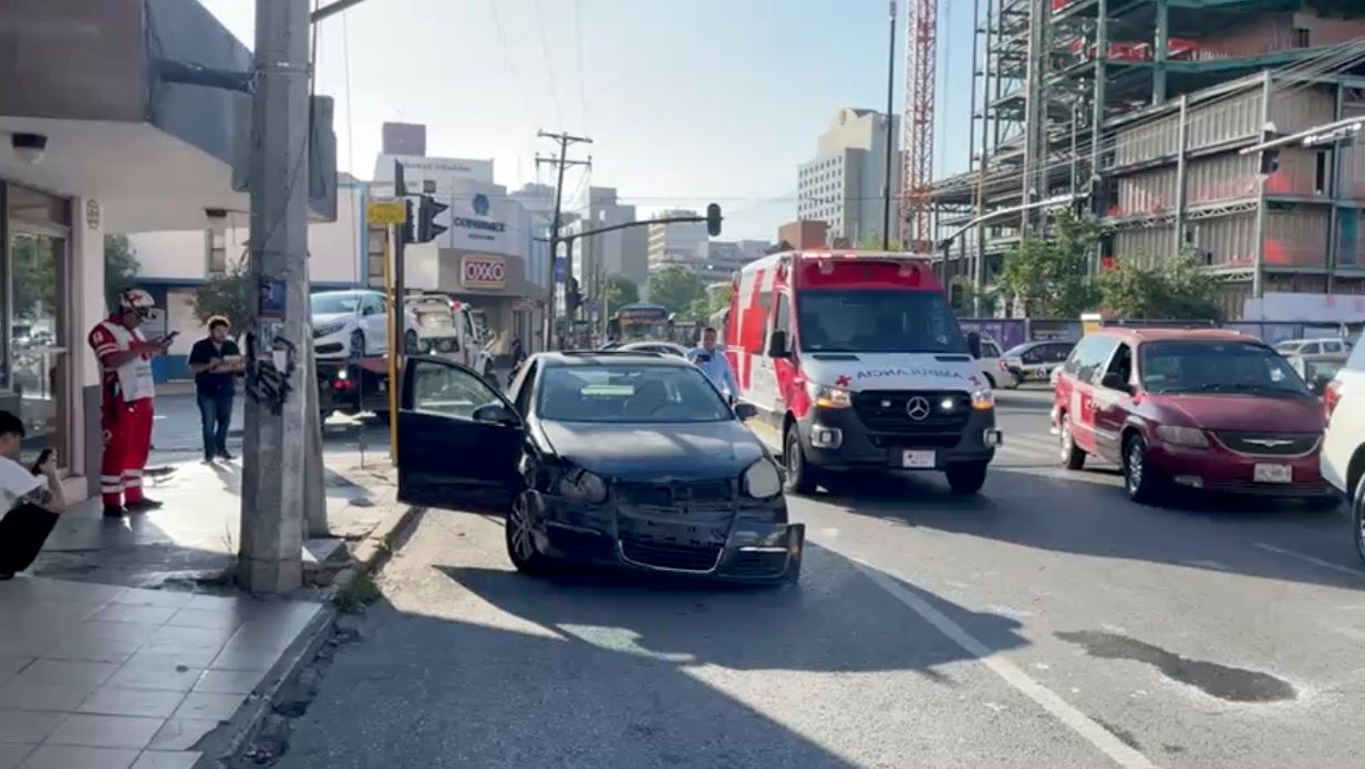 Choque deja tres lesionados en el Centro de Monterrey