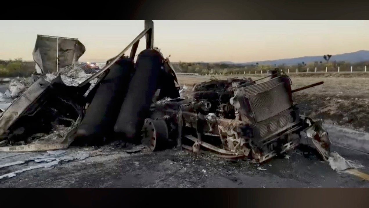 Muere calcinado conductor tras choque entre dos tráileres