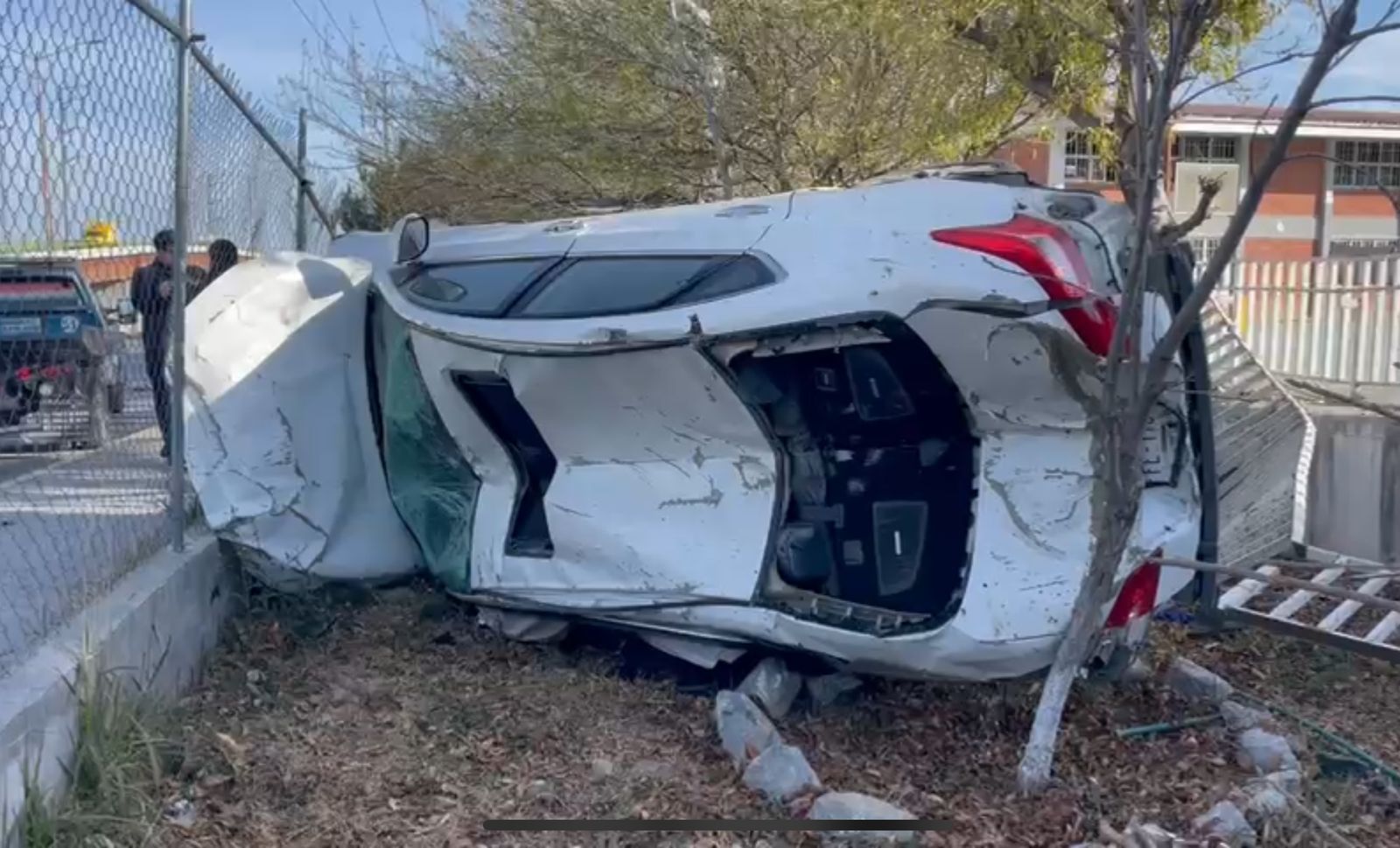 Vuelca camioneta y cae dentro de plantel COBAC en Saltillo