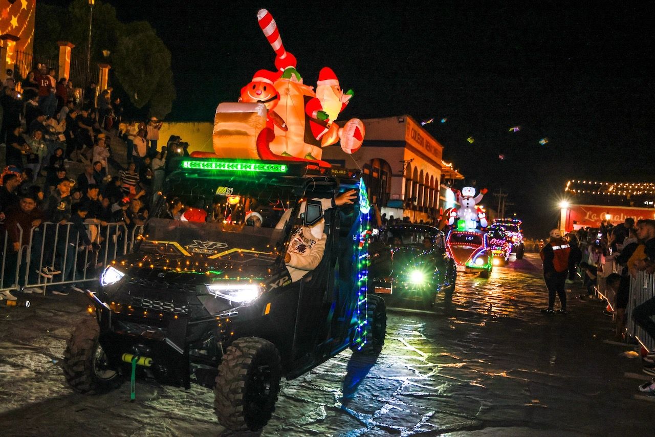 Recorre las calles de Santiago el tradicional desfile navideño