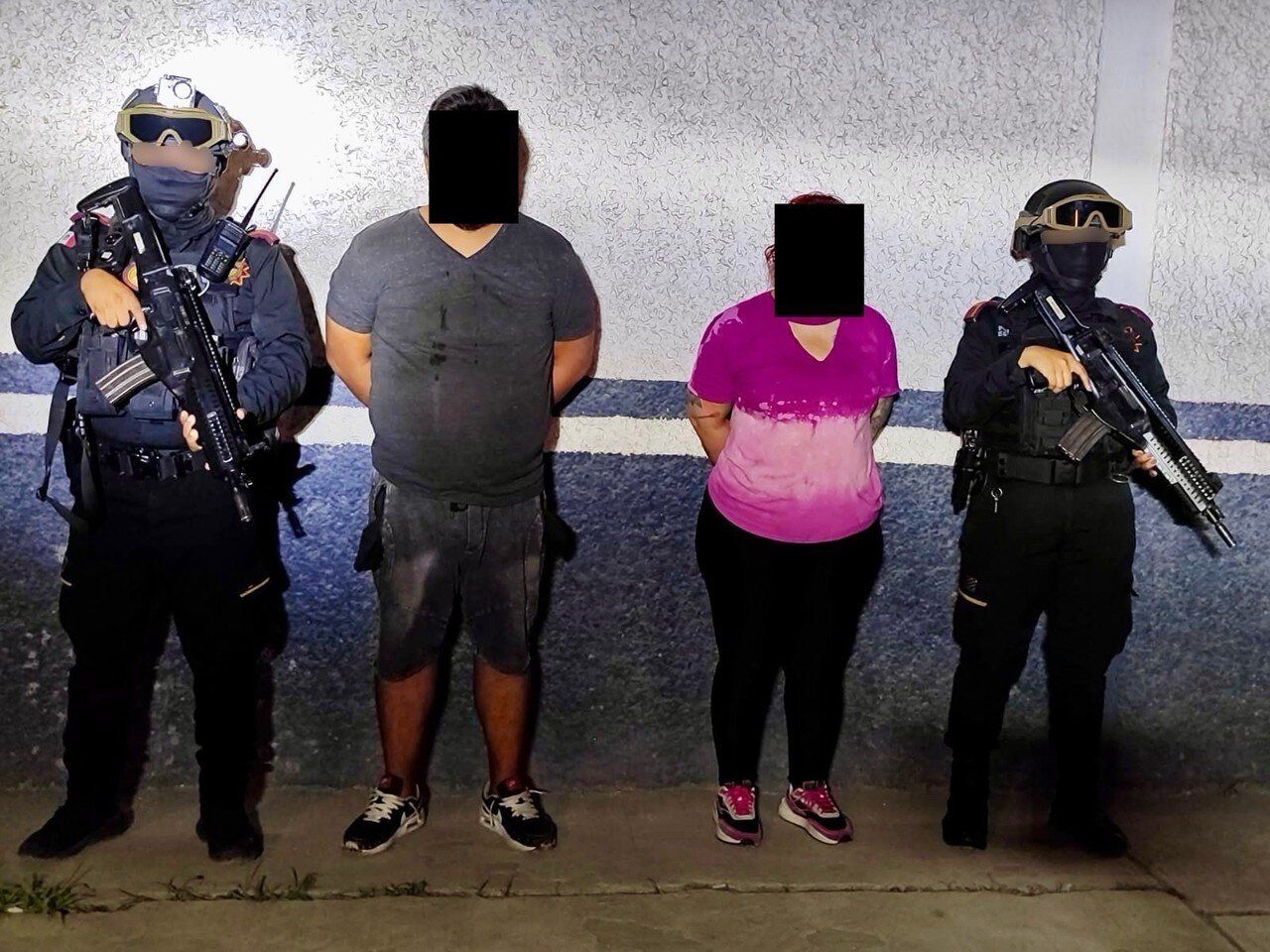 Detienen a pareja en Monterrey por posesión de armas