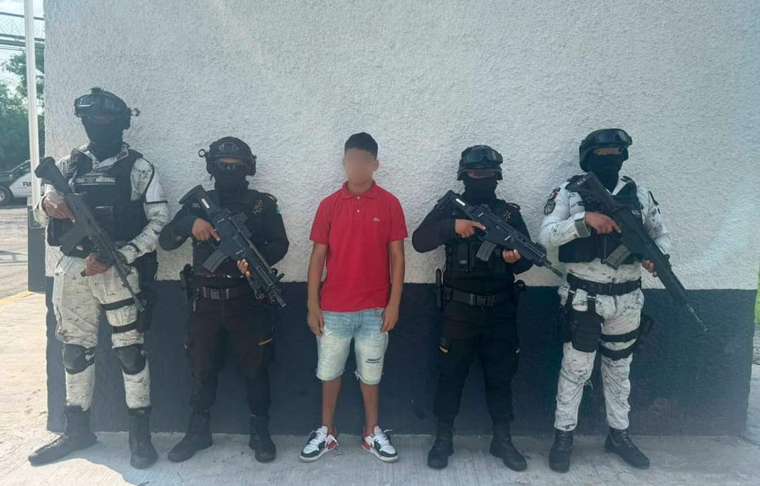 Detienen a menor de 15 años con un arma en Monterrey