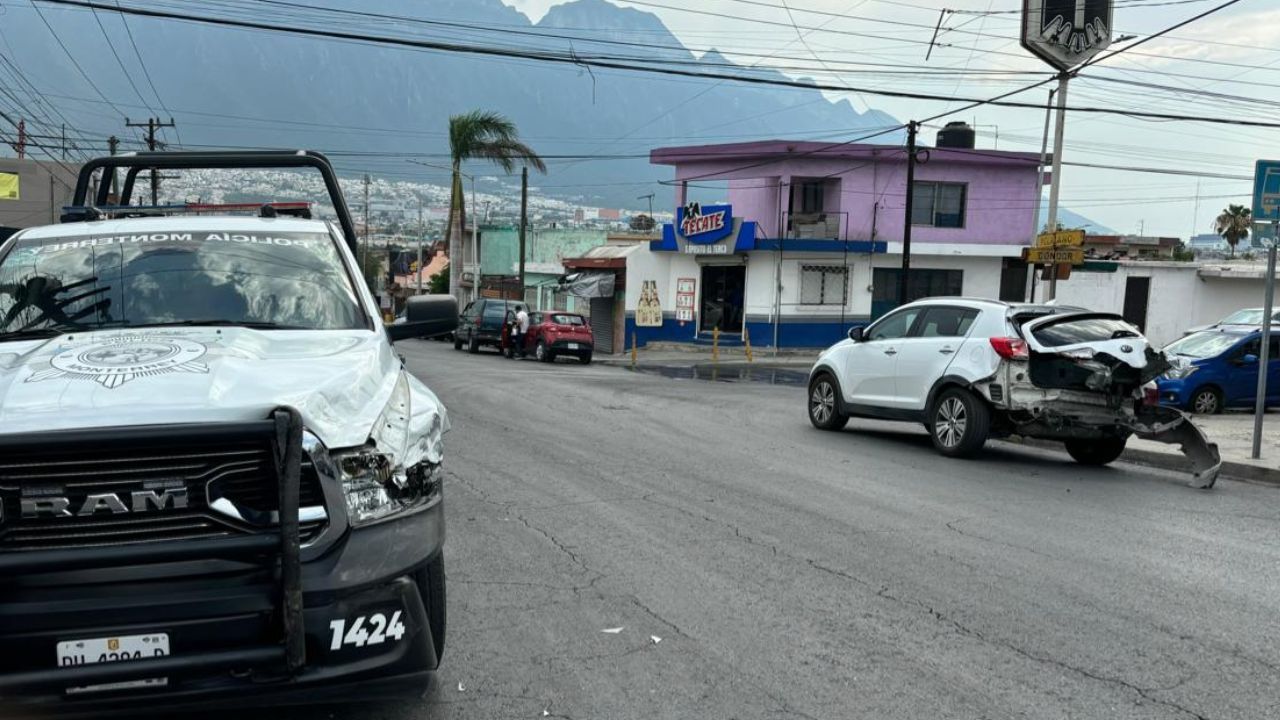 Patrulla se pasa alto, choca y lesiona a menor y a hombre