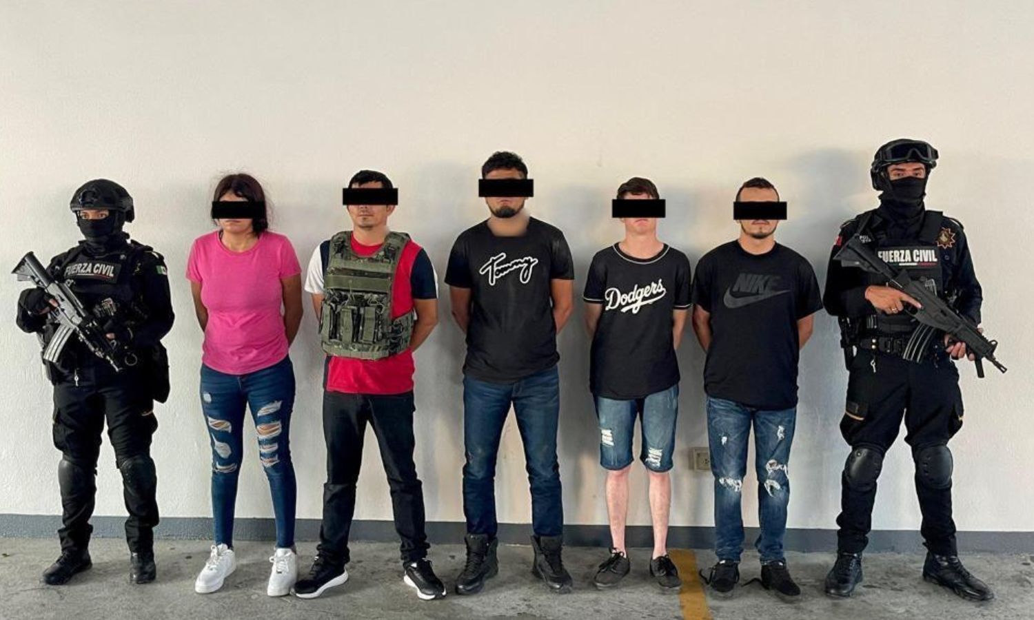 Detienen a cuatro hombres y una mujer con drogas y armas