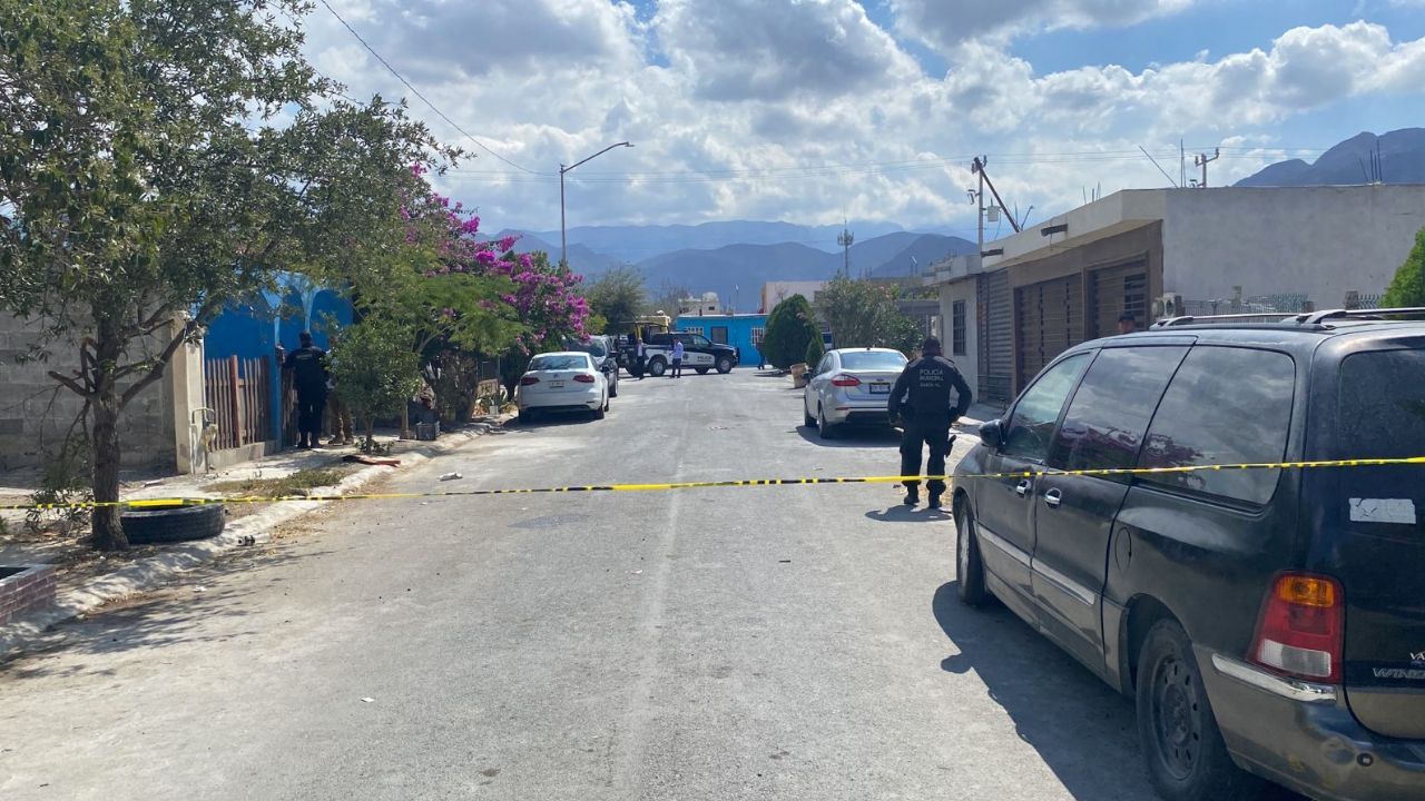 Ejecutan a mujer afuera de vivienda en Garcia