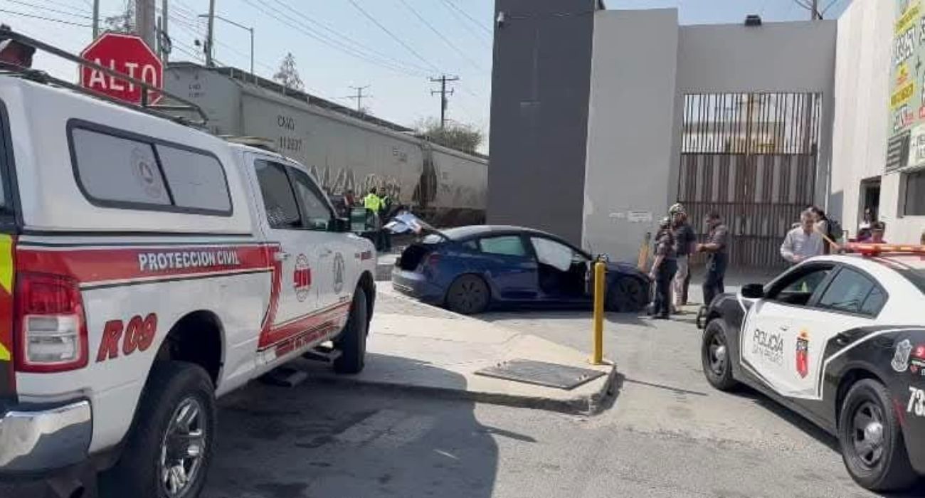 Tesla intenta ganarle el paso al tren y lo embiste en San Pedro