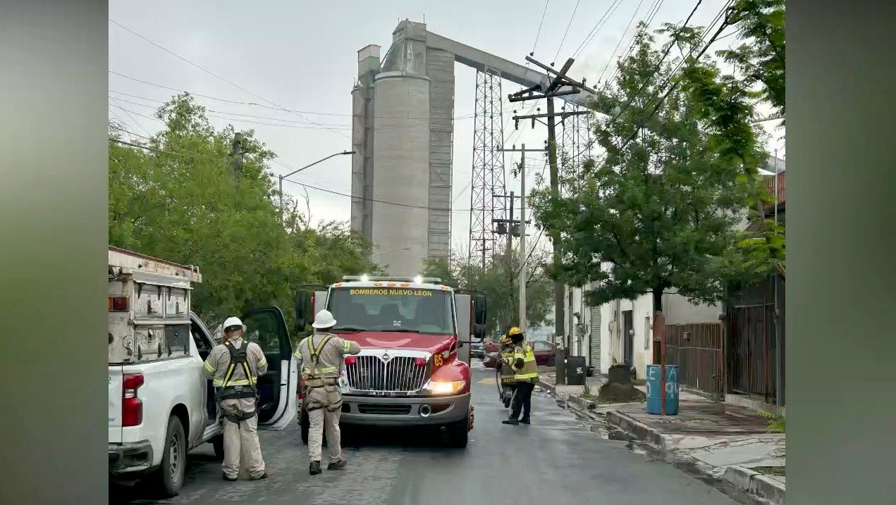 Incendio de poste deja sin luz a vecinos de la colonia Victoria