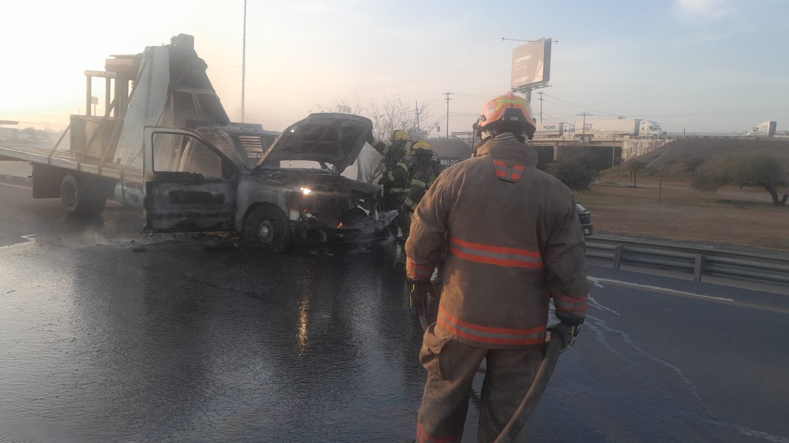 Camión de carga sufre incendio en la carretera a Laredo