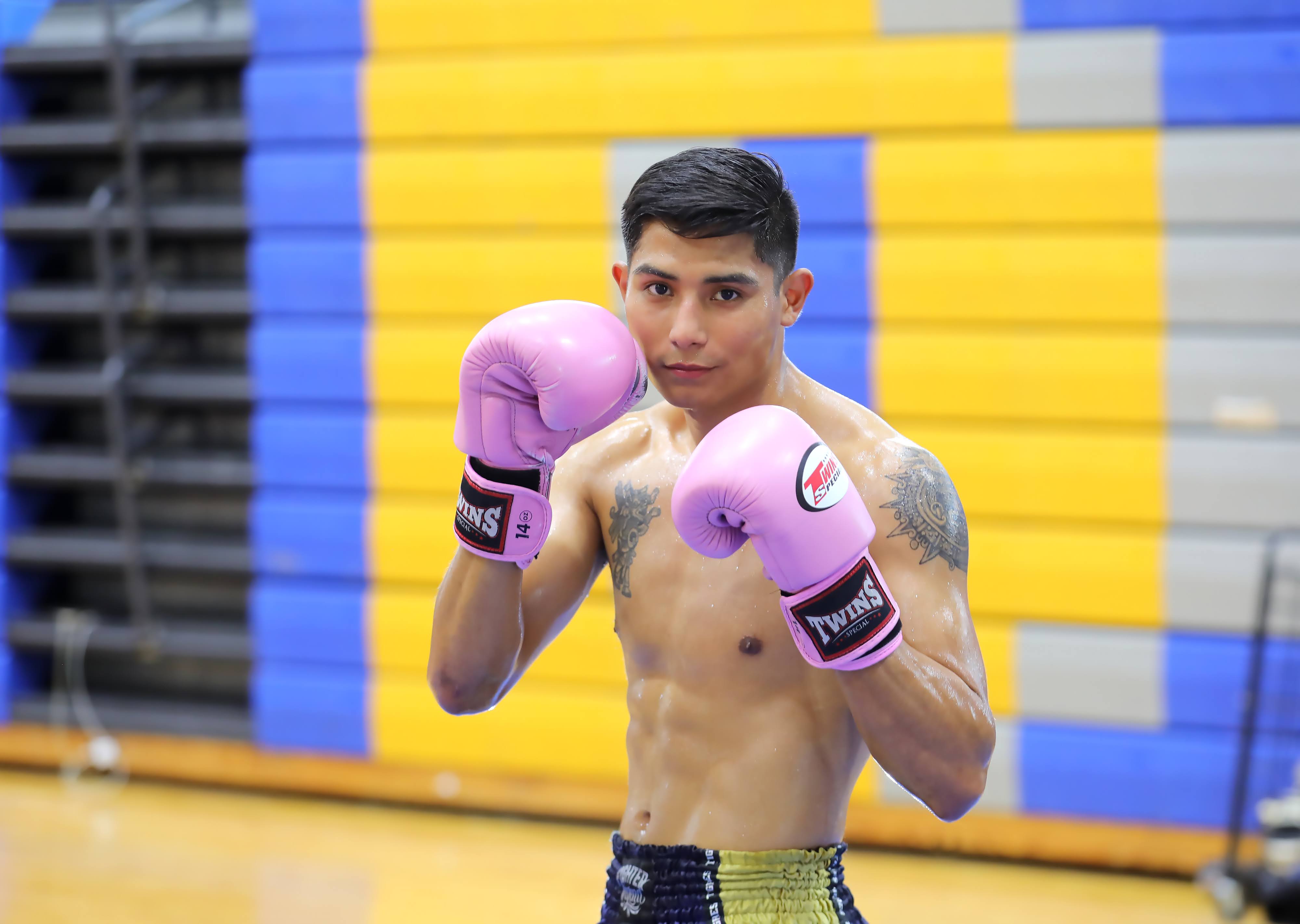 Estudiante de la UANL va por título mundial en el muaythai