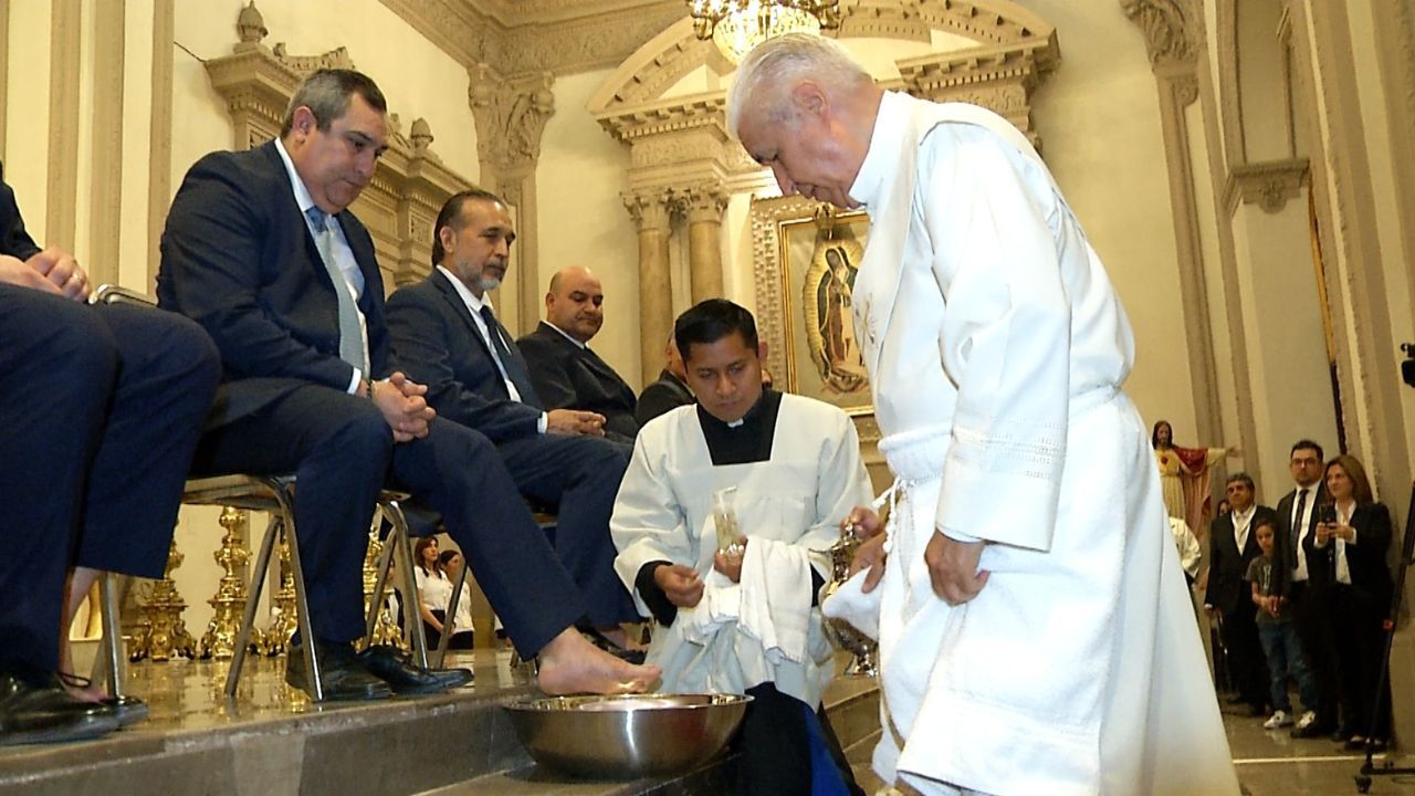Celebra Arzobispo de Monterrey Jueves Santo en la Catedral