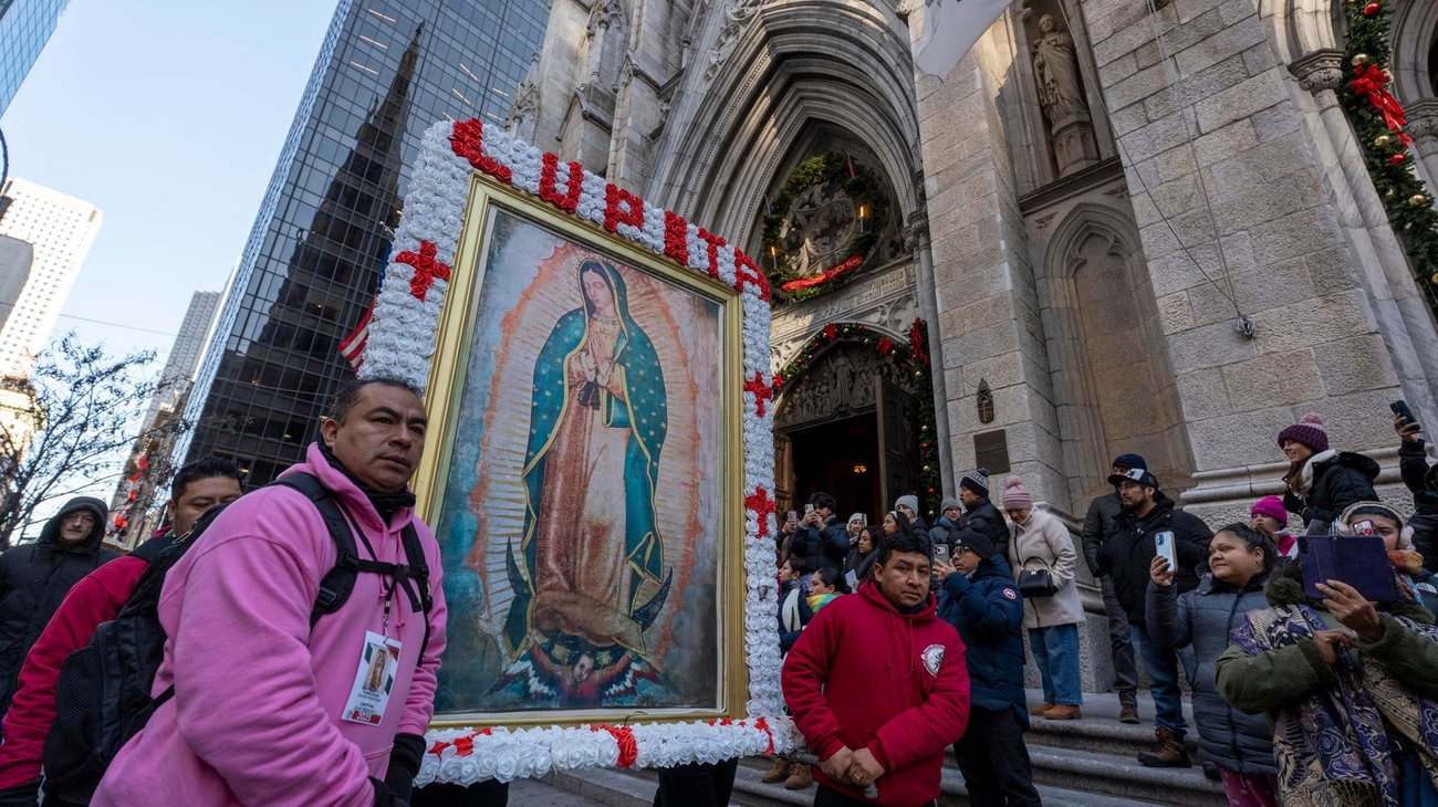 Mexicanos en NY desafían el frío y al ICE para honrar a la Virgen