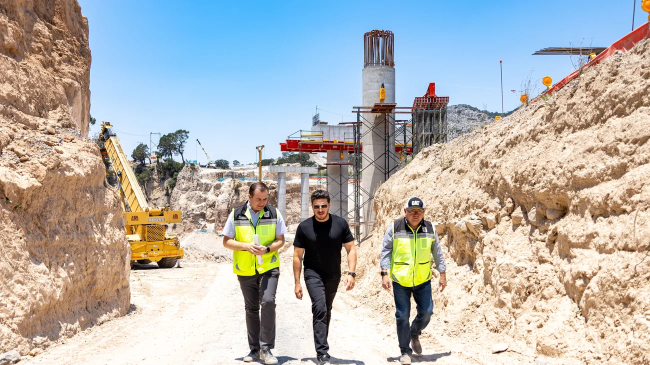 Samuel García supervisa obras de carretera interserrana