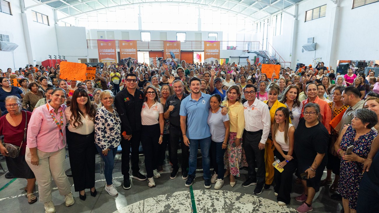 Entrega Samuel García apoyos a mujeres en Guadalupe