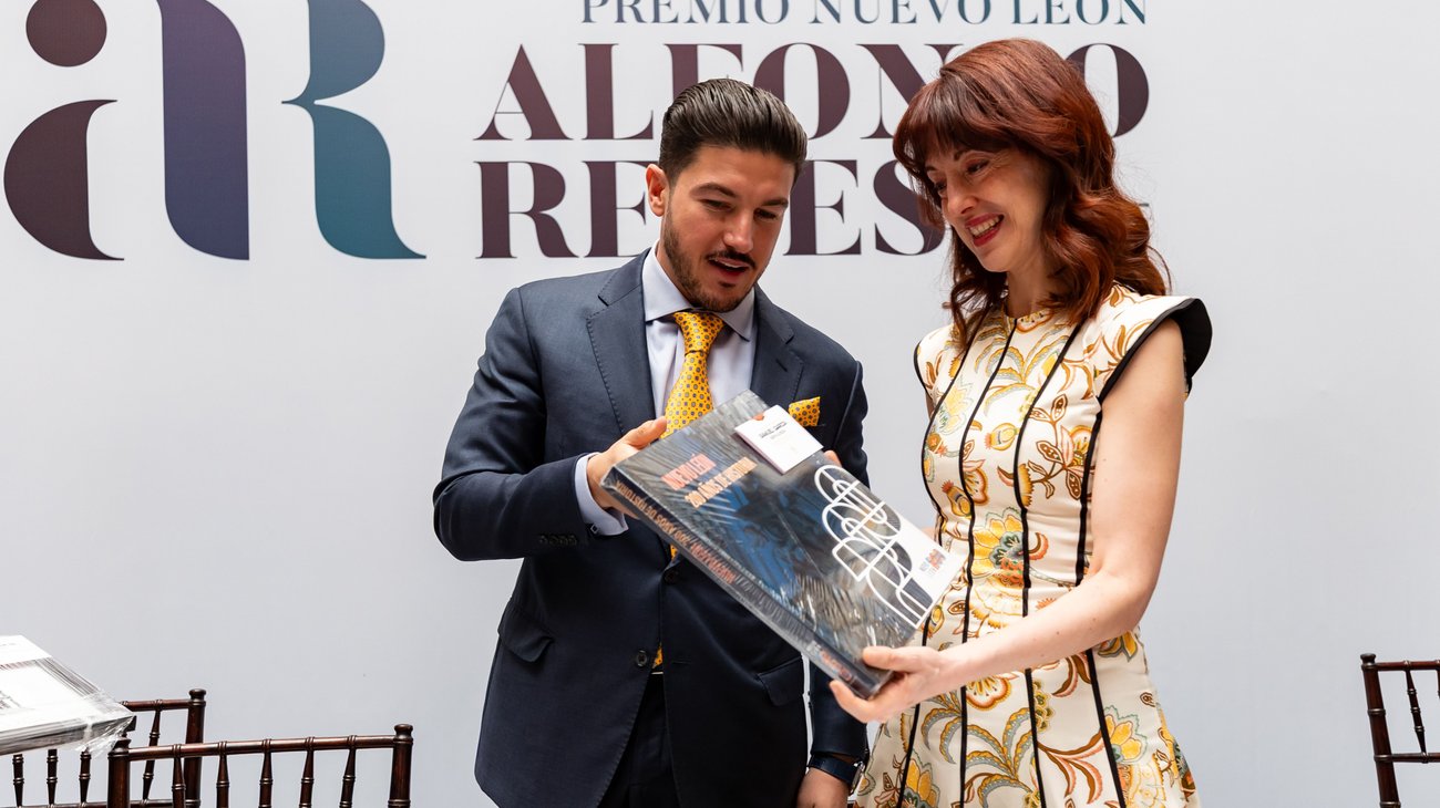 Irene Vallejo recibe el Premio Nuevo León 'Alfonso Reyes'