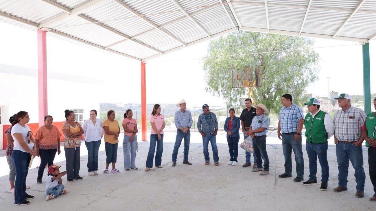 Acerca Fernando Orozco apoyos a comunidades rurales de Parras