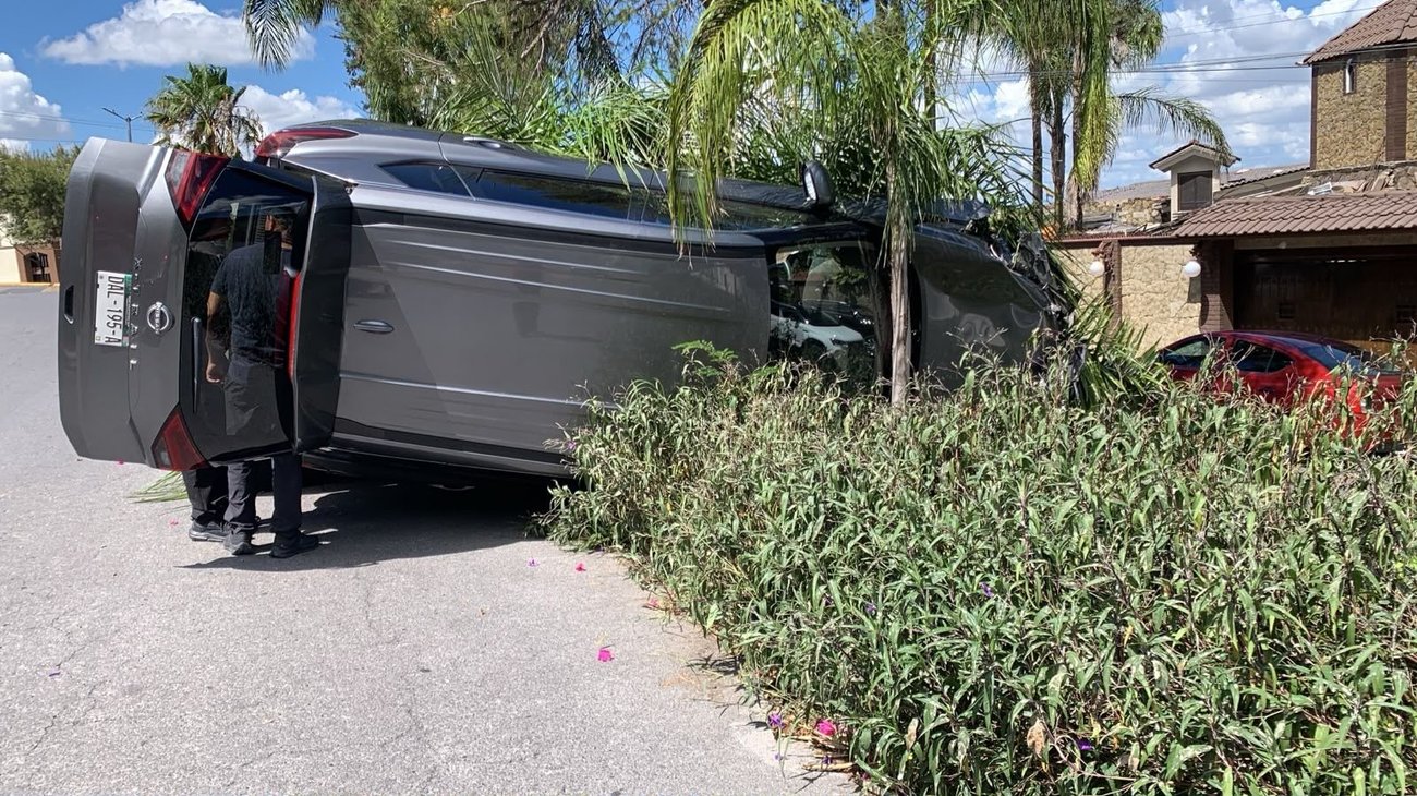 Conductora sufre crisis hipertensiva y termina semivolcada